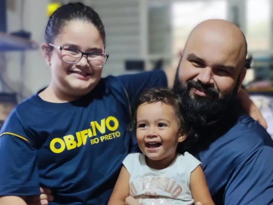 Lucão, fundador da Flipcell, ao lado de sua família
